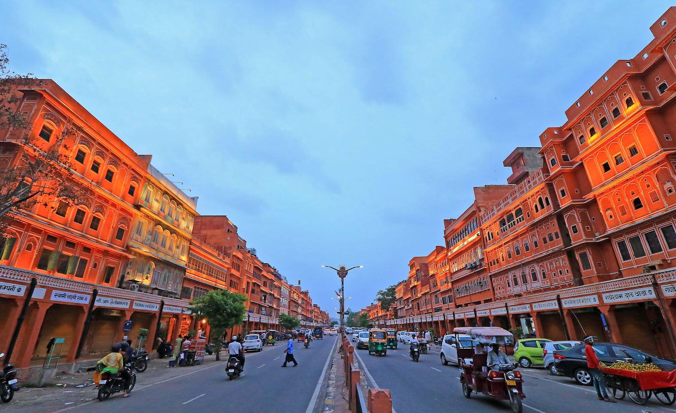 13. Jaipur (India). Esta ciudad, en el estado indio de Rajastán, es conocida por su planificación urbana del siglo XVIII y sus iconos arquitectónicos de Rajput-Mogol que incluyen monumentos como el Palacio de la Ciudad, Hawa Mahal y el sitio de Patrimonio Mundial de Jantar Mantar, junto con diversos bazares históricos. Está confinada en un área de dos kilómetros cuadrados dentro de una muralla bien definida y nueve puertas.