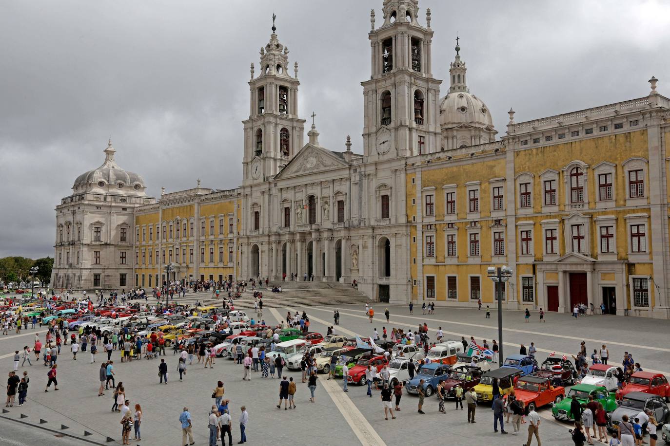 19. Palacio de Mafra (Portugal). Con esta construcción, Portugal puede presumir de contar con dos nuevos sitios en la lista de nuevas maravillas de la Unesco. Este palacio se sitúa a 30 kilómetros al noroeste de Lisboa y fue proyectado por el rey Juan V en 1711 para plasmar su concepción de la monarquía y el Estado. El edificio hizo el papel de palacio real, capilla regia, monasterio franciscano y biblioteca, que en la actualidad atesora unos 36.000 libros.