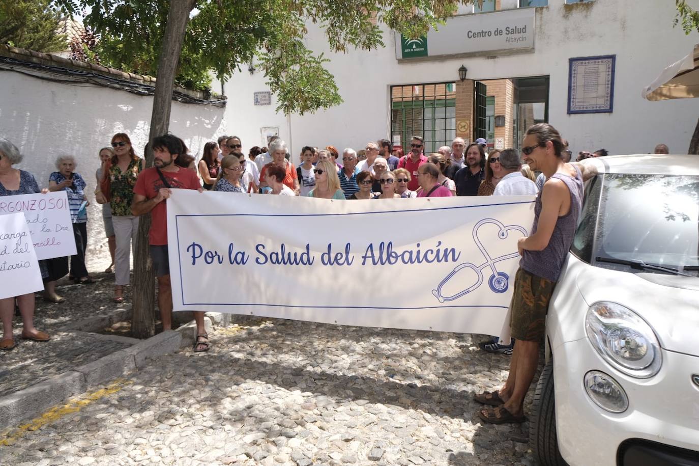 Los vecinos del barrio solicitan una estabilidad de profesionales a medio y largo plazo además de una adecuada sustitución de vacaciones y bajas profesionales