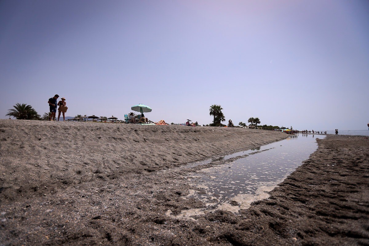 Fotos: Playa Granada va recuperando la normalidad