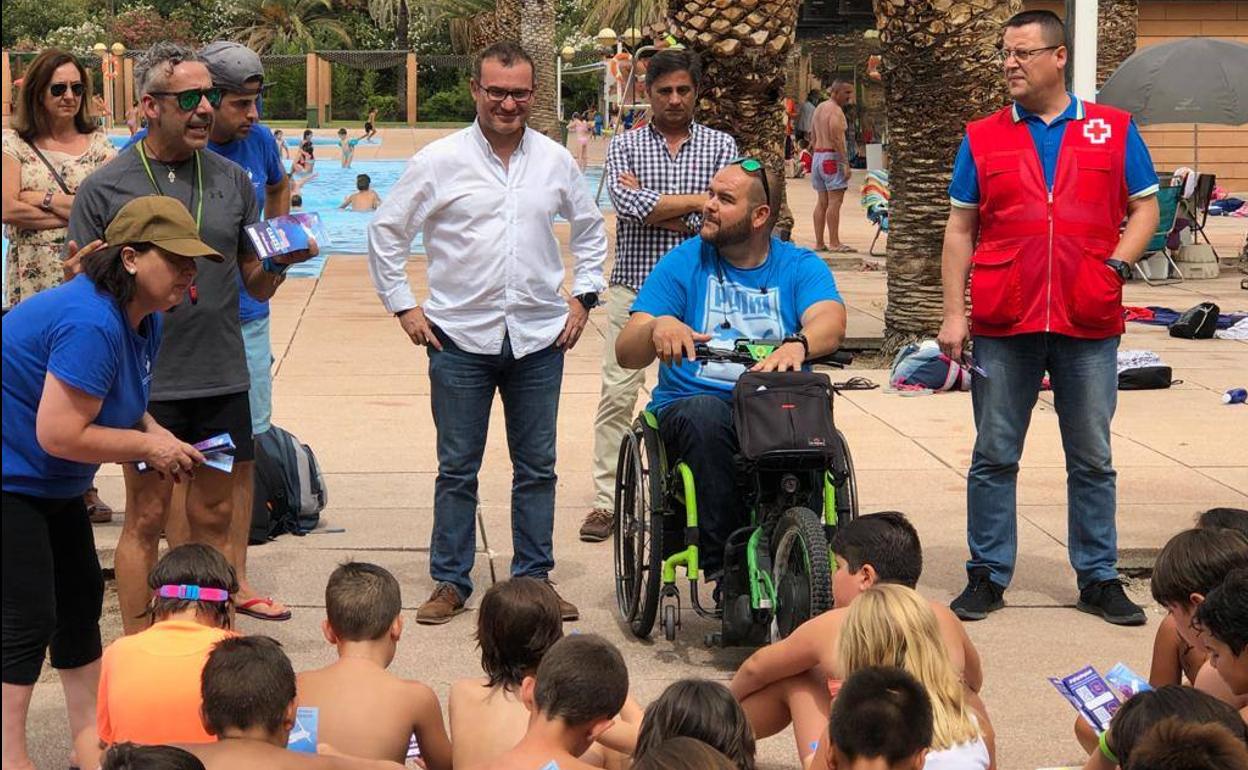 Charla de Aspaym a los pequeños en la piscina de Las Fuentezuelas. 