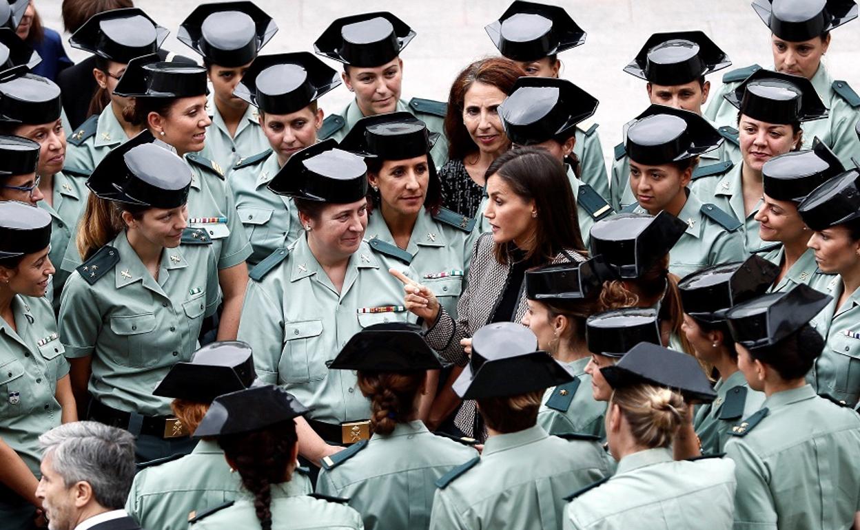 La Reina Letizia conversa con mujeres agentes de la Guardia Civil en un acto de 2018