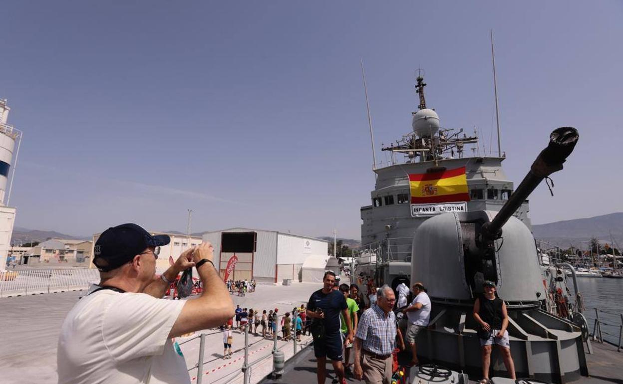 Largas colas para descubrir el buque Infanta Cristina en Motril