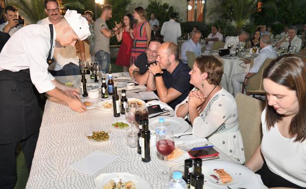 Imagen. Antonio Maldonado, tercero, presentando su plato. 