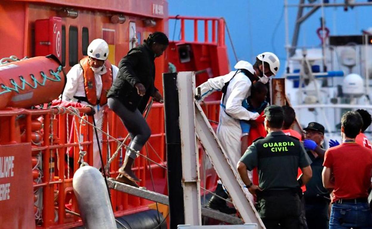 Rescatan a 86 inmigrantes subsaharianos de dos pateras en el mar de Alborán