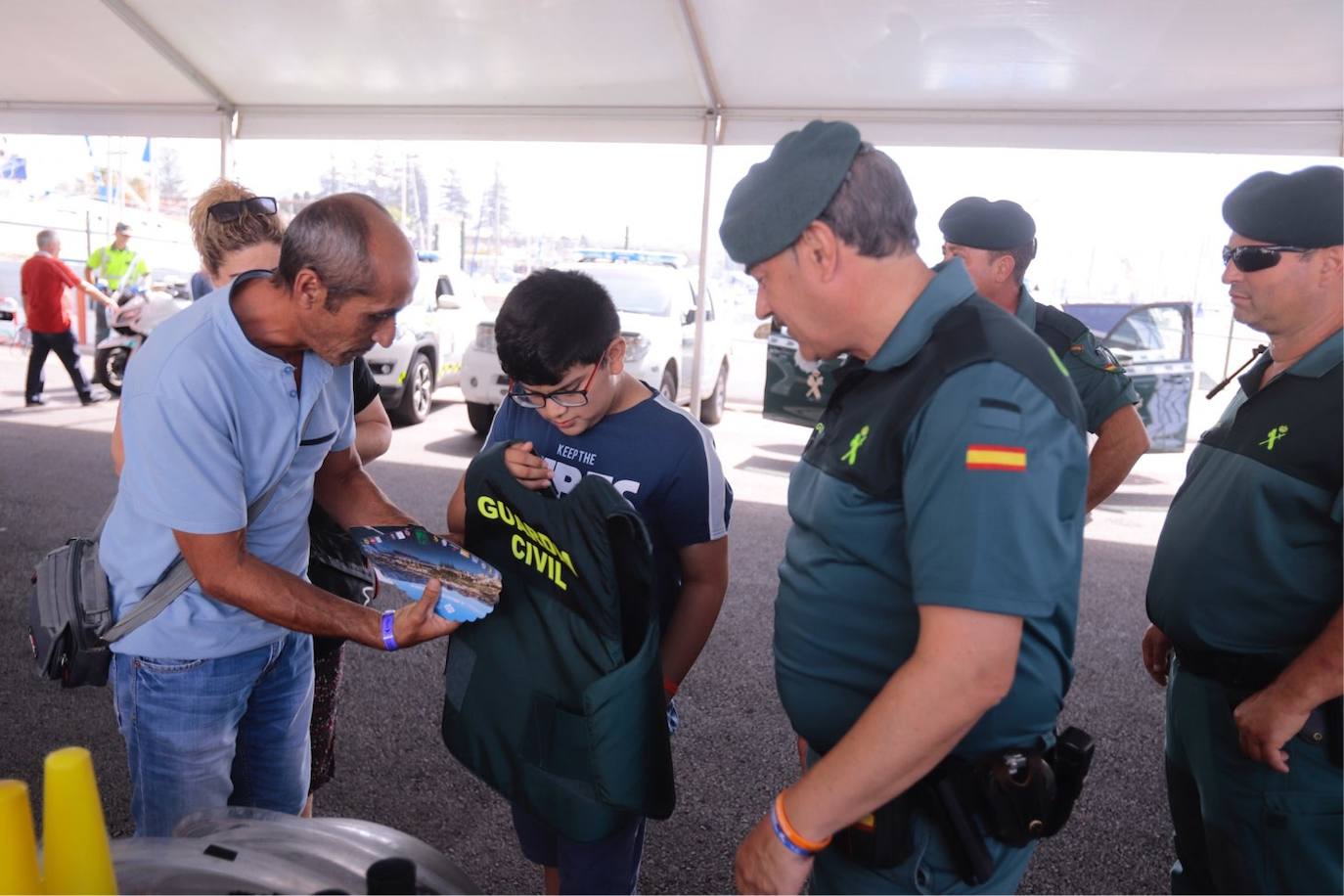 Cientos de personas visitan en Motril el buque Infanta Cristina