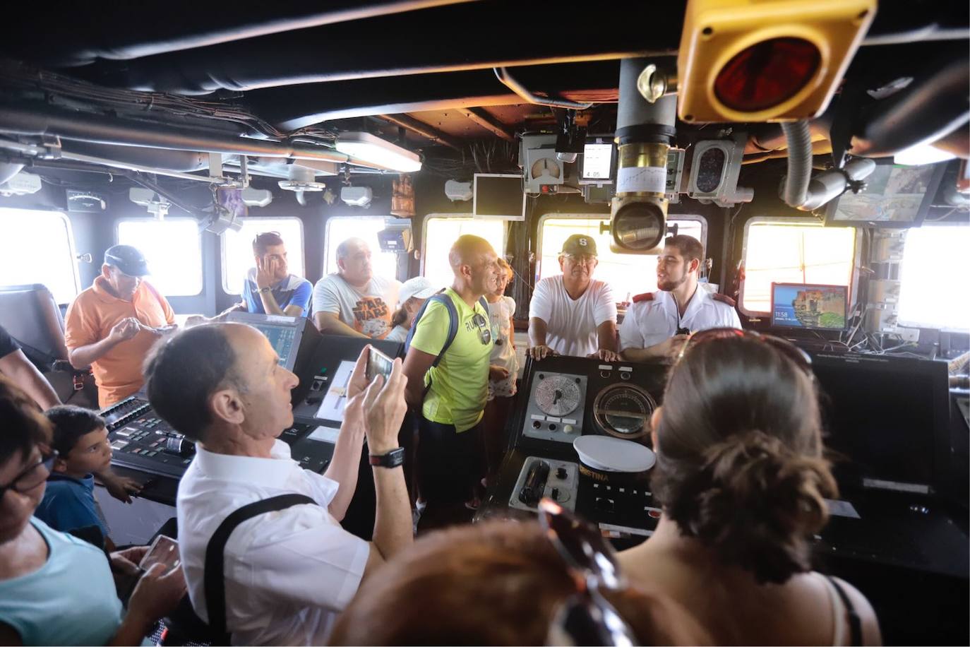 Cientos de personas visitan en Motril el buque Infanta Cristina