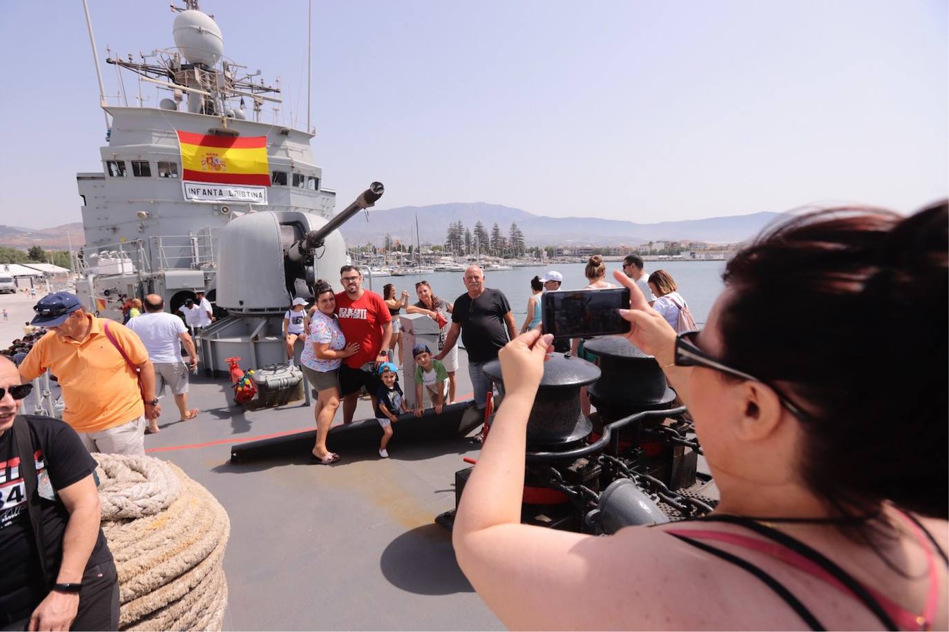Cientos de personas visitan en Motril el buque Infanta Cristina