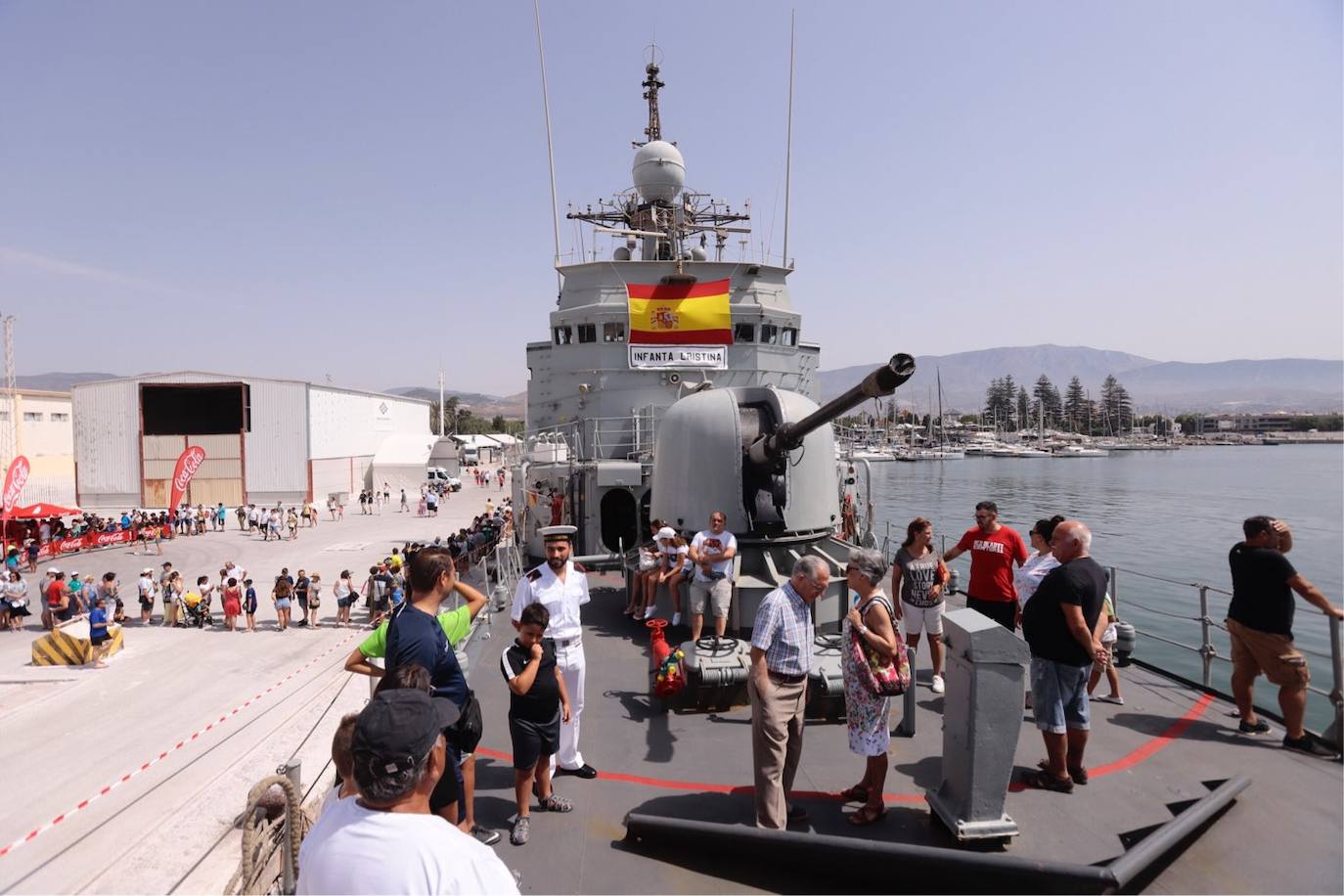 Cientos de personas visitan en Motril el buque Infanta Cristina