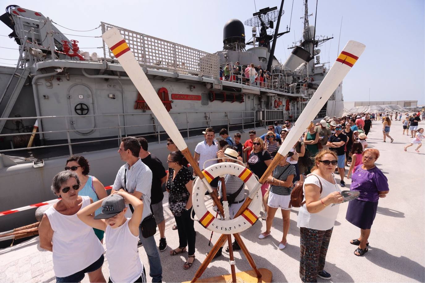 Cientos de personas visitan en Motril el buque Infanta Cristina