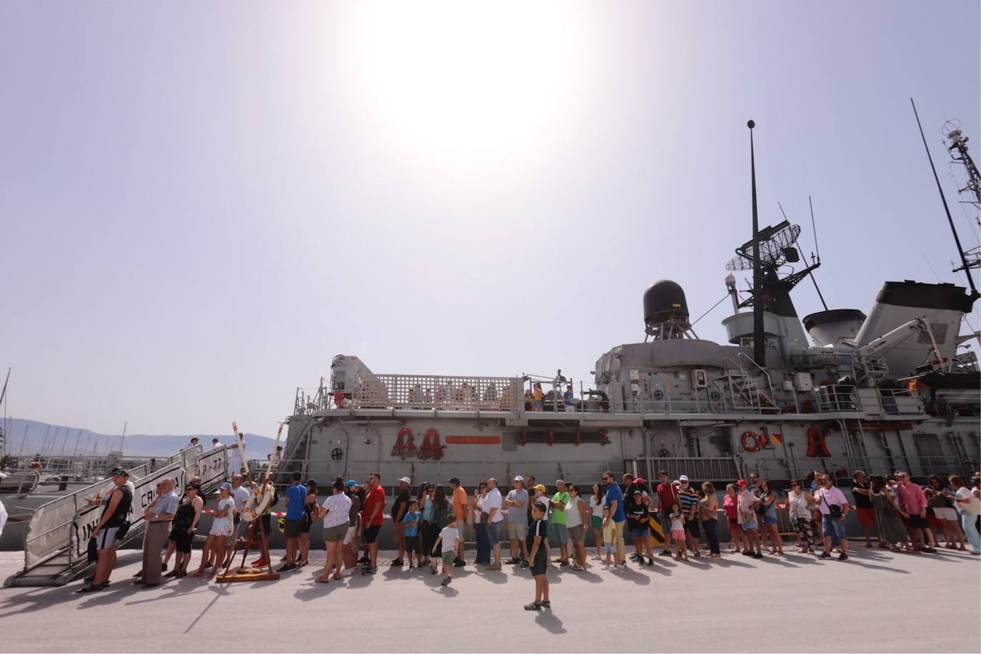 Cientos de personas visitan en Motril el buque Infanta Cristina