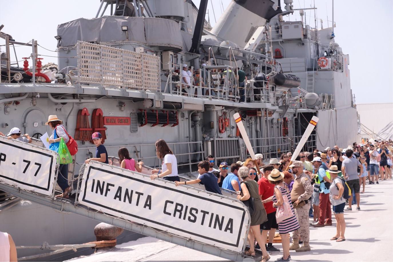 Cientos de personas visitan en Motril el buque Infanta Cristina