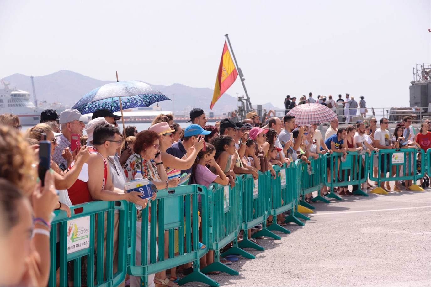 Cientos de personas visitan en Motril el buque Infanta Cristina