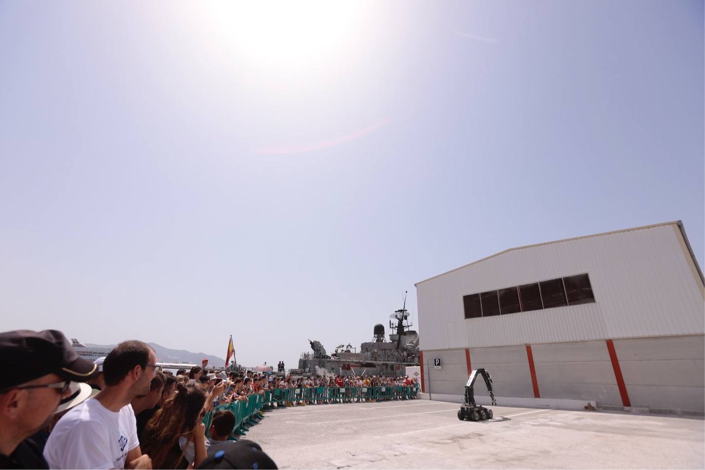 Cientos de personas visitan en Motril el buque Infanta Cristina