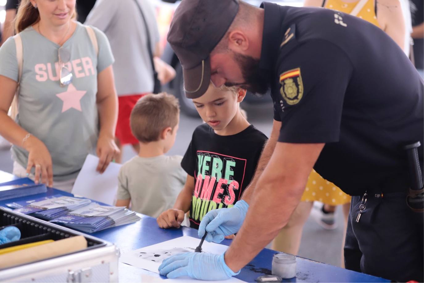 Cientos de personas visitan en Motril el buque Infanta Cristina