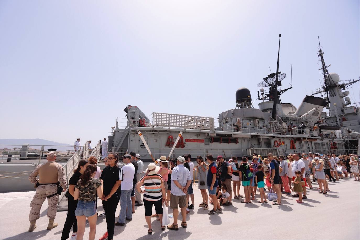 Cientos de personas visitan en Motril el buque Infanta Cristina