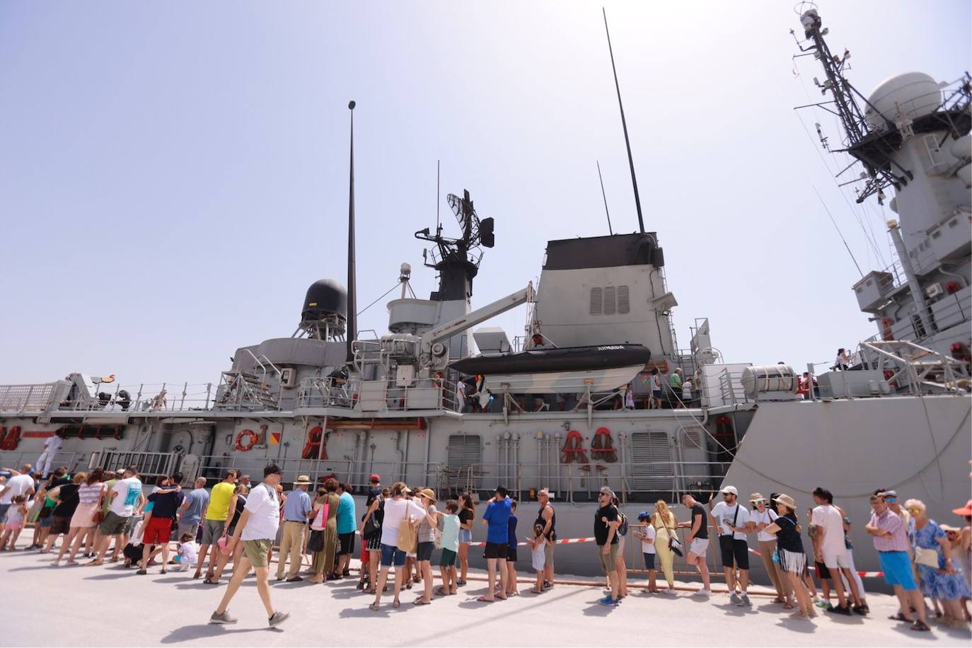 Cientos de personas visitan en Motril el buque Infanta Cristina