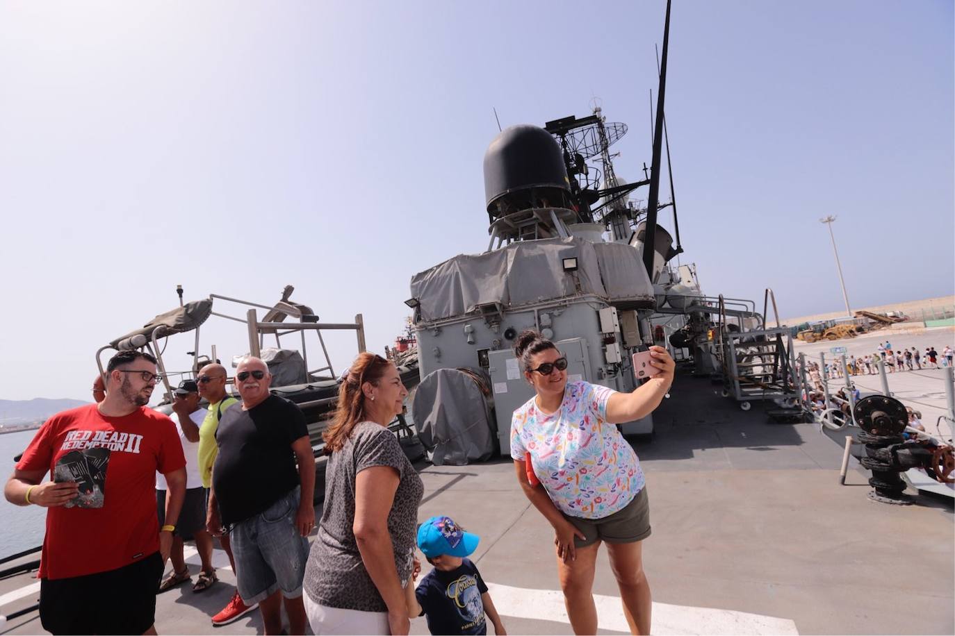 Cientos de personas visitan en Motril el buque Infanta Cristina