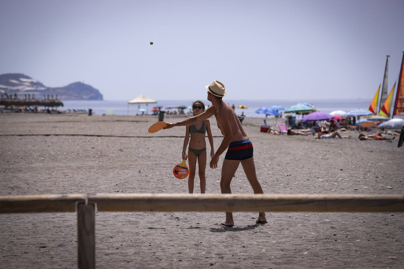Los juegos deportivos se deben practicar a una distancia de seis metros del resto de bañistas.