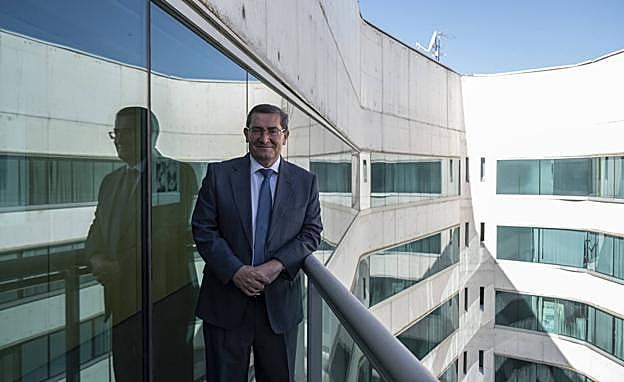 José Entrena posa en el edificio de la Diputación.