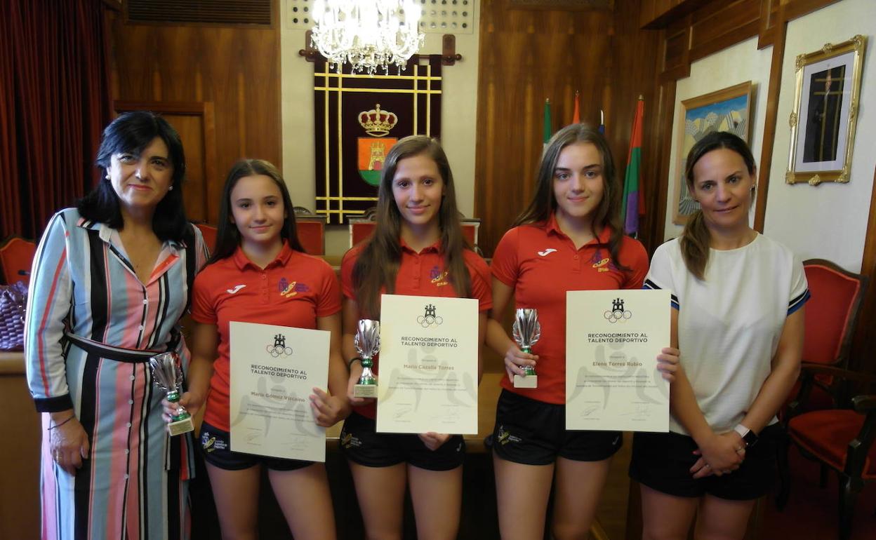 Las jóvenes luchadoras del club Power con la alcaldesa