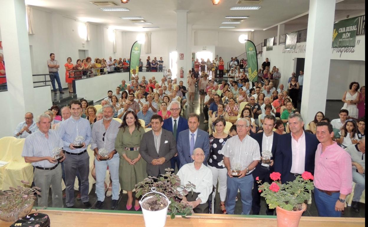 Foto de familia de autoridades, homenajeados y público asistente al acto central del centenario