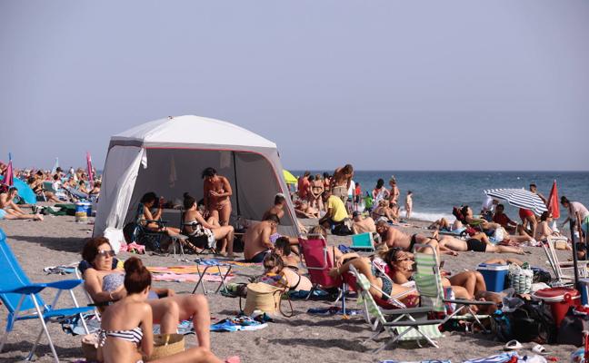 Salobreña ya controla el uso de carpas, aunque los usuarios hacen caso omiso a la normativa.