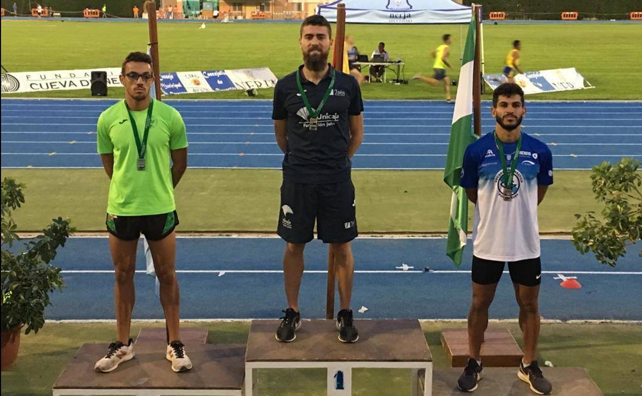 Podio del 1.500 con Pablo Sánchez, campeón, y Benamar Djellal, bronce. 