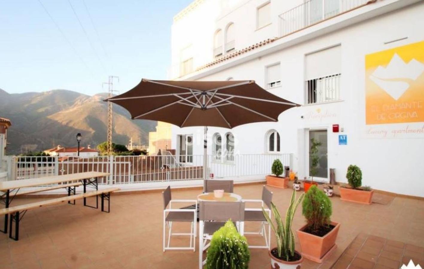Edificio de 650 metros cuadrados para apartamentos en Órgiva (1,9 millones de euros). Tiene 15 habitaciones, 10 baños, comedor y terraza. 