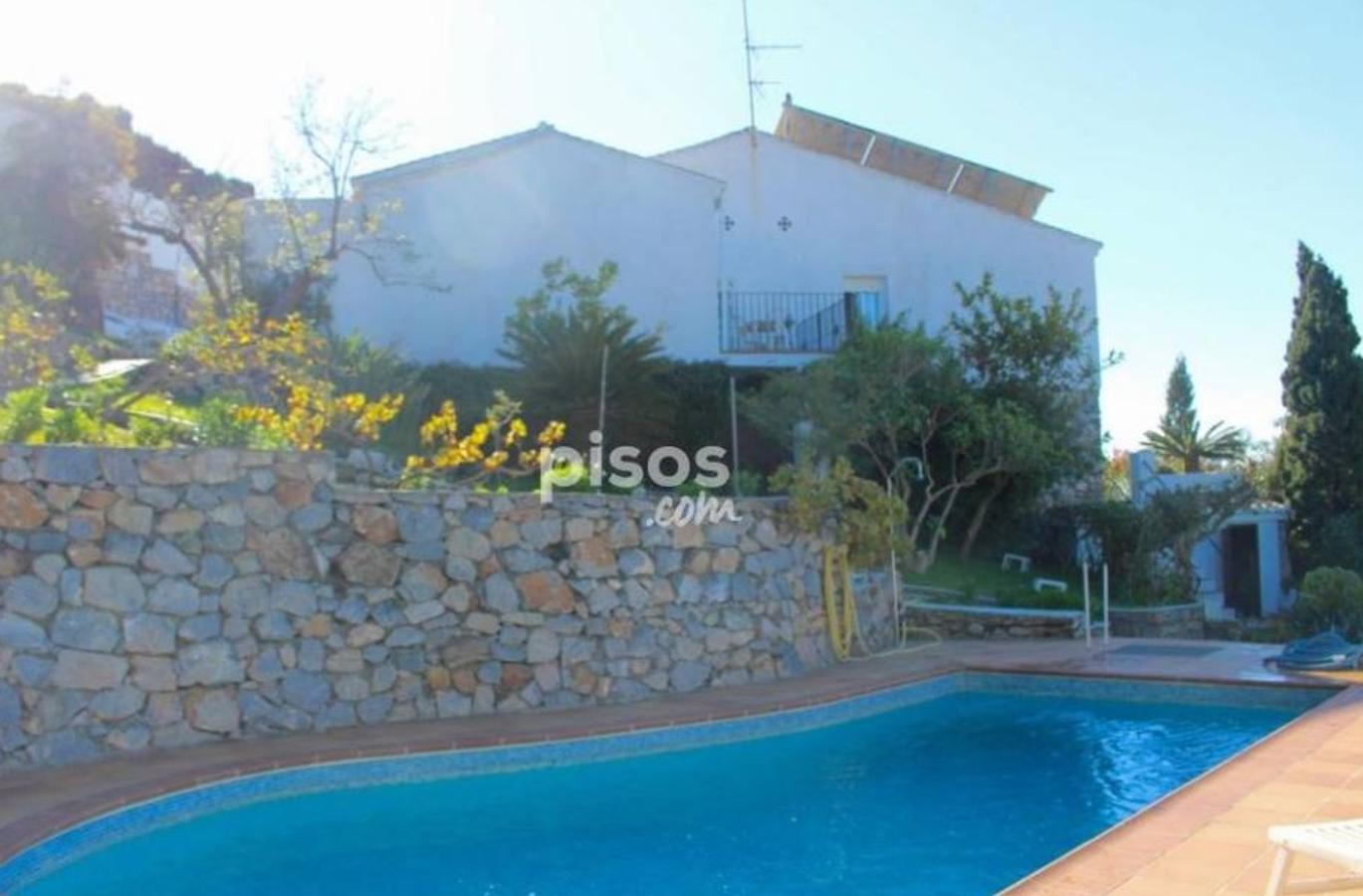 Chalet de 286 metros cuadrados en Marina del Este-Punta de la Mona, Almuñécar (1.695.000 euros). Tiene 5 habitaciones y 4 baños, terraza, jardín y piscina.