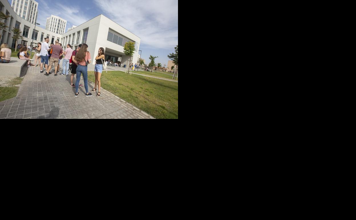 Alumnos en el Campus Tecnológico de la Salud