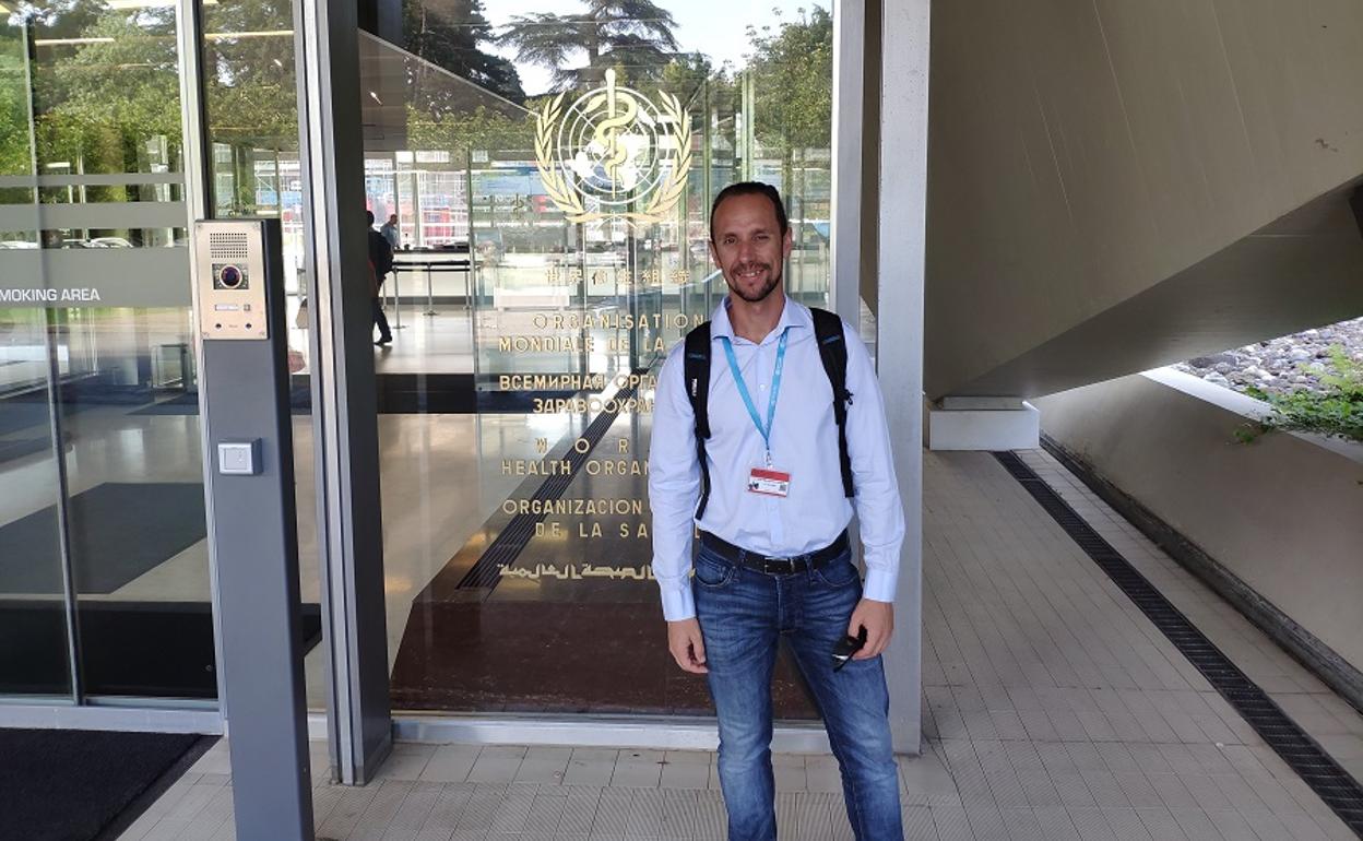En la foto, Francisco B. Ortega en la puerta de las instalaciones de las Oficinas Centrales de la OMS en Ginebra (Suiza)