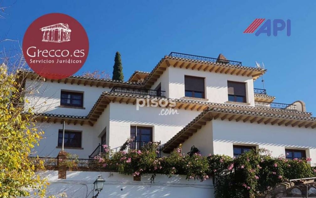 Casa de 1.069 metros cuadrados, terraza y piscina en Calle Antequeruela Alta, Albaicín (3,5 millones de euros). Tiene 18 habitaciones y 8 baños.