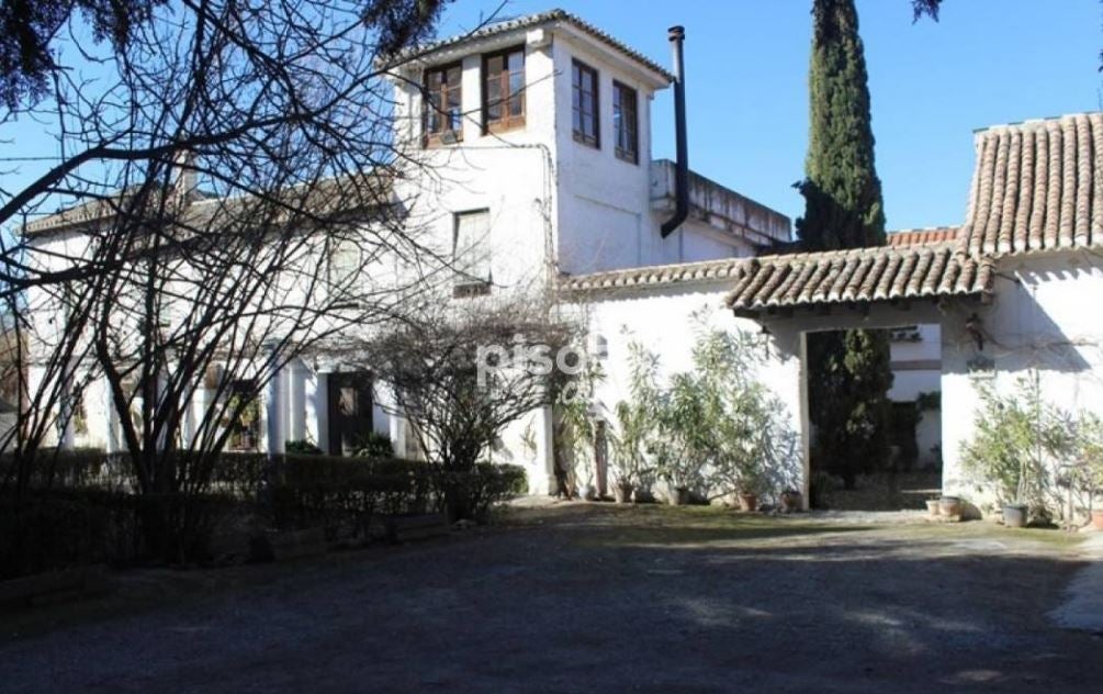 Fincha rústica de 3600 metros cuadrados en Calle Marachat, Granada (1.990.000 euros). Tiene 10 habitaciones y 6 baños.