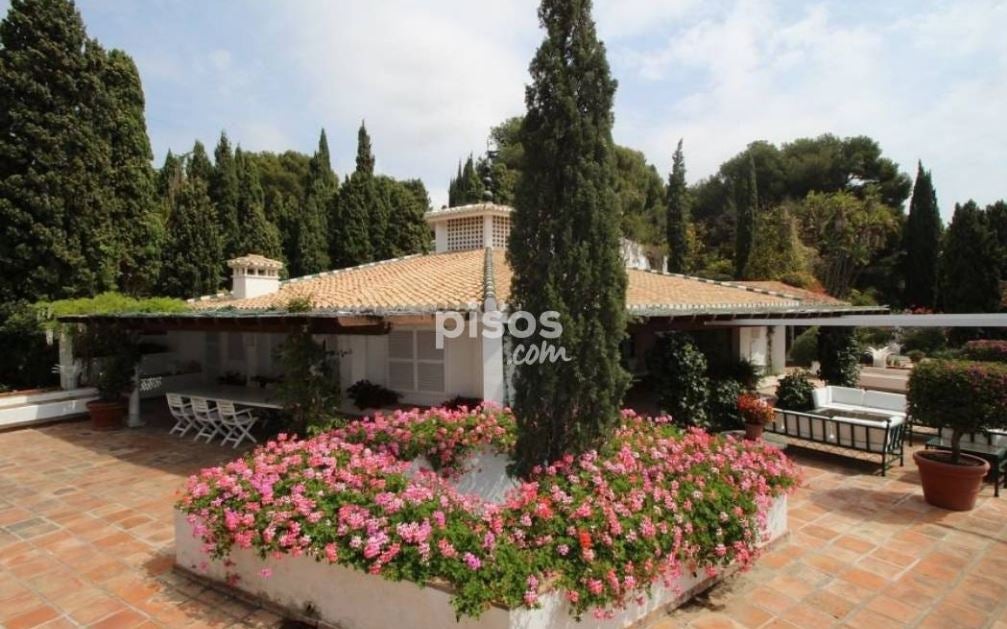 Casa de 776 metros cuadrados en Marina del Este-Punta de la Mona, Almuñécar (1.950.000 euros). Tiene jardín, piscina, 7 habitaciones y 6 baños.