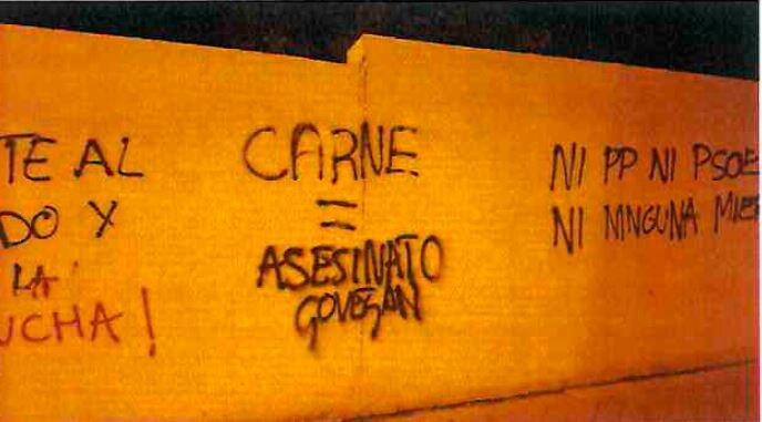 La Fundación Toro de Lidia de Granada ha denunciado estos grafitis por incitación al odio