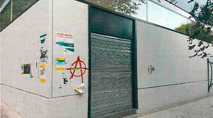 La Fundación Toro de Lidia de Granada ha denunciado estos grafitis por incitación al odio