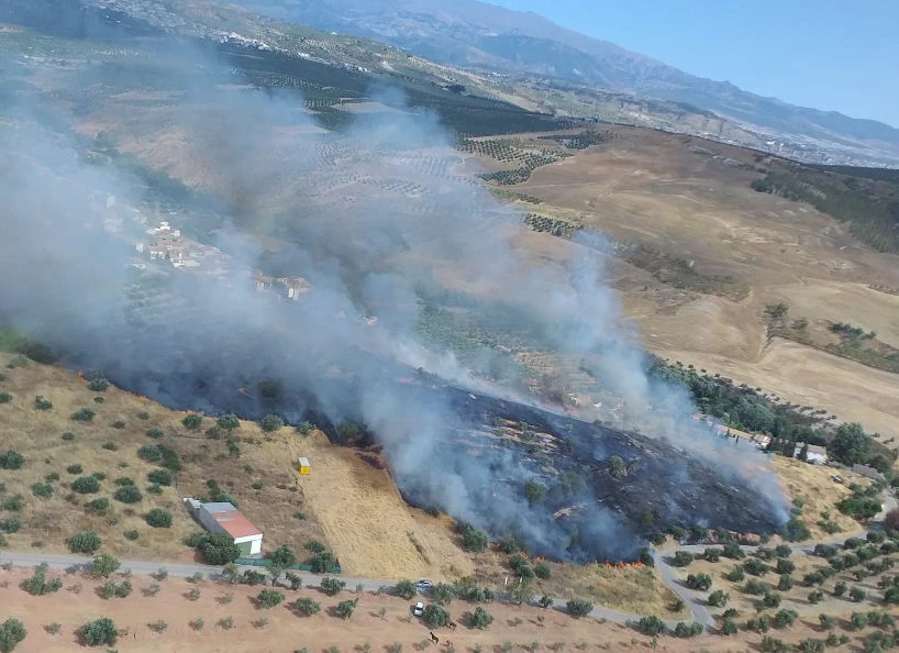 Fuego en Granada | Un incendio de pasto en Calicasas alerta a vecinos del cinturón de Granada