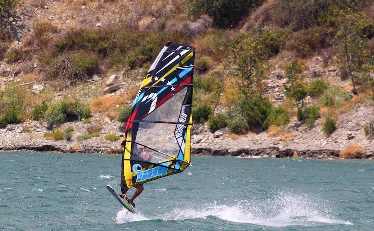 Windsurf en el embalse de Rules