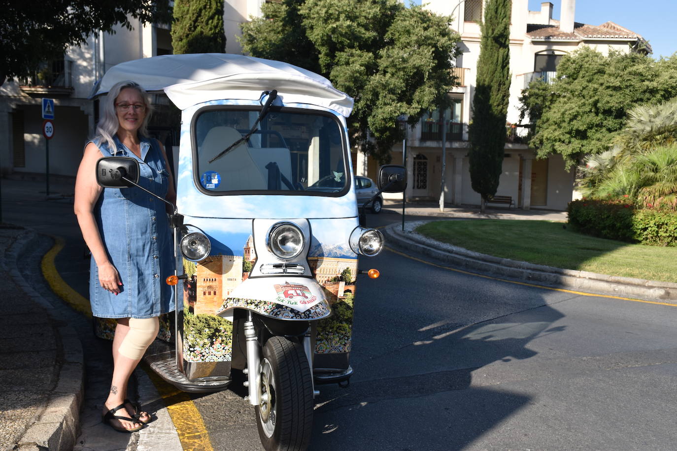 Elisa, la dueña de la empresa, junto al tuk-tuk. 