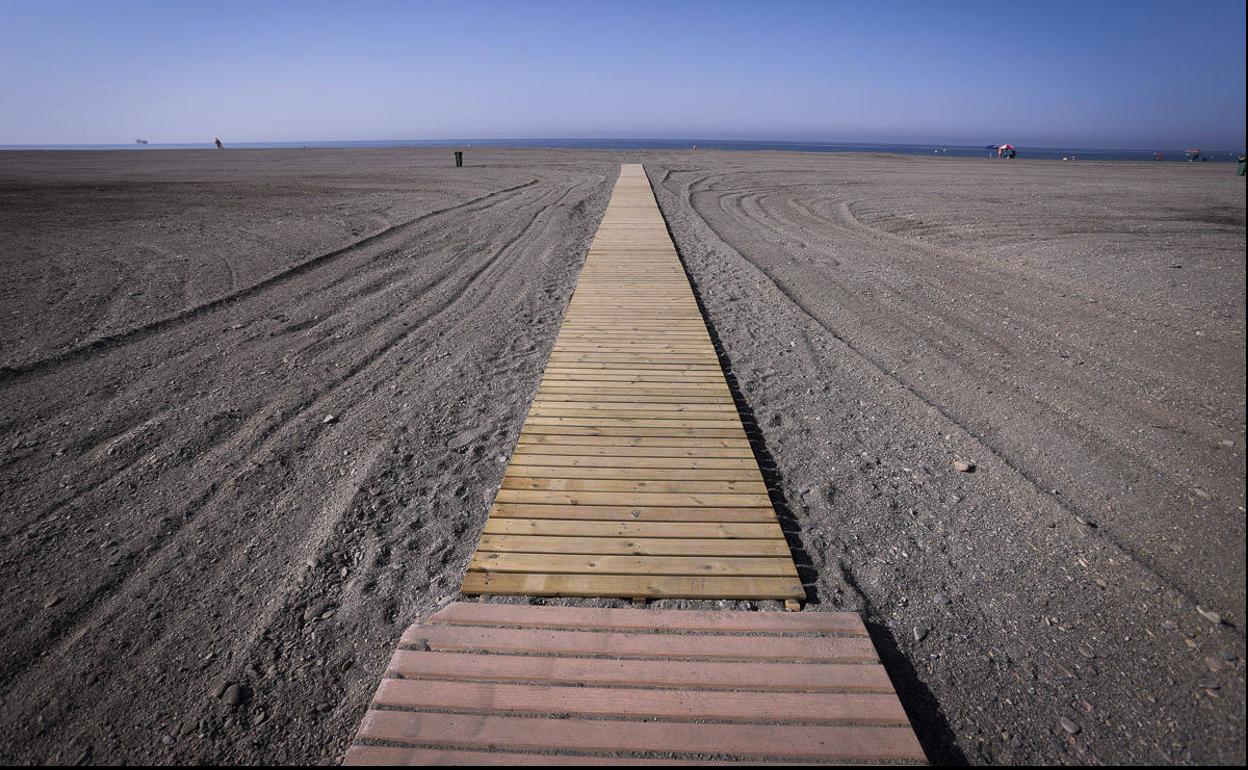 El Ayuntamiento de Motril invierte más de 14.000 euros en nuevas pasarelas para las playas