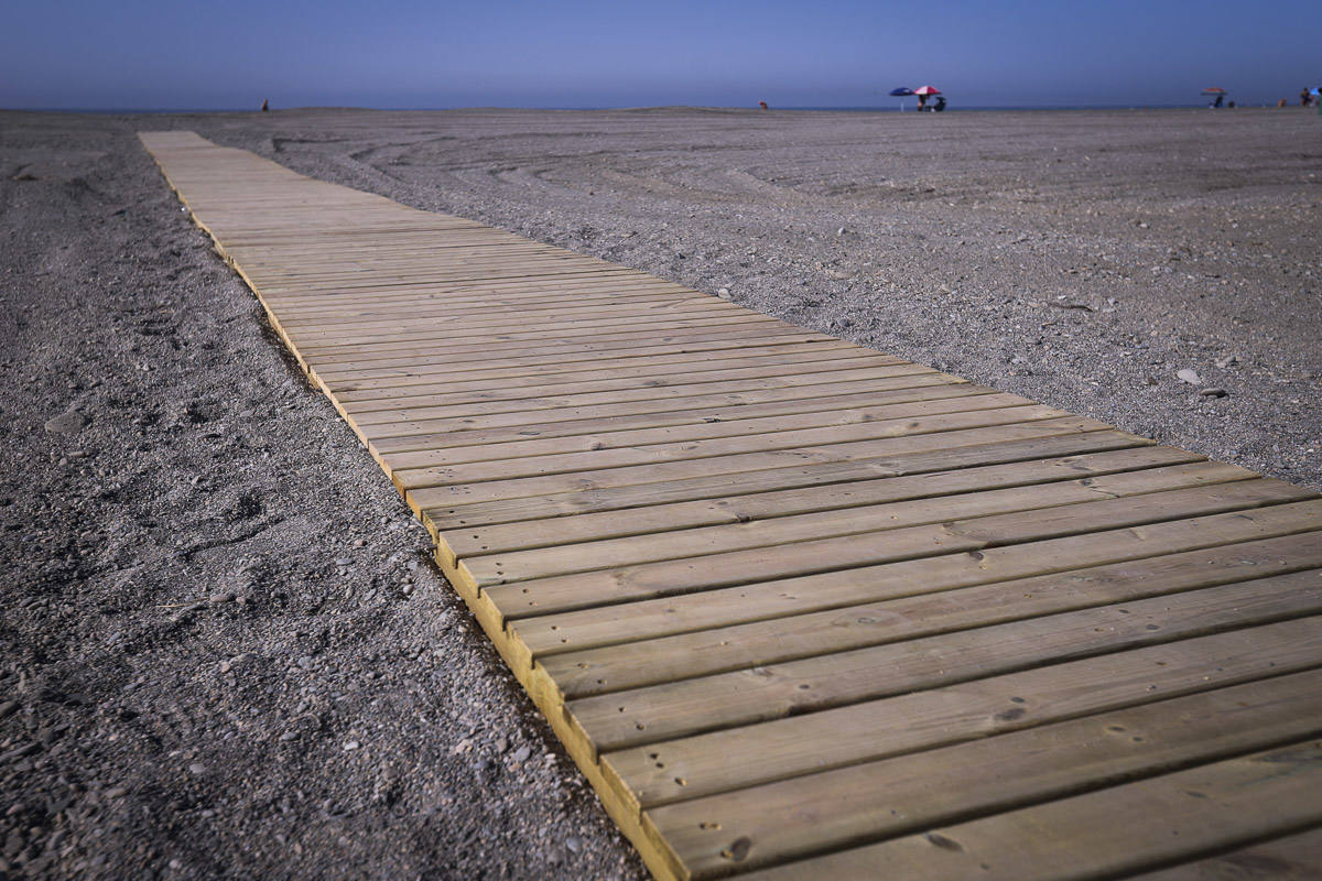 El Ayuntamiento de Motril ha invertido 14.000 euros en las nuevas pasarelas de acceso a las playas del municipio.