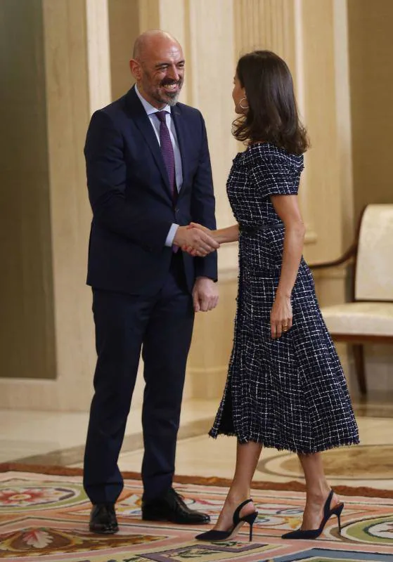 Se trata de un vestido midi «tweed» informal azul oscuro con botones y escote recto con caída en los hombros, de la marca española Zara.