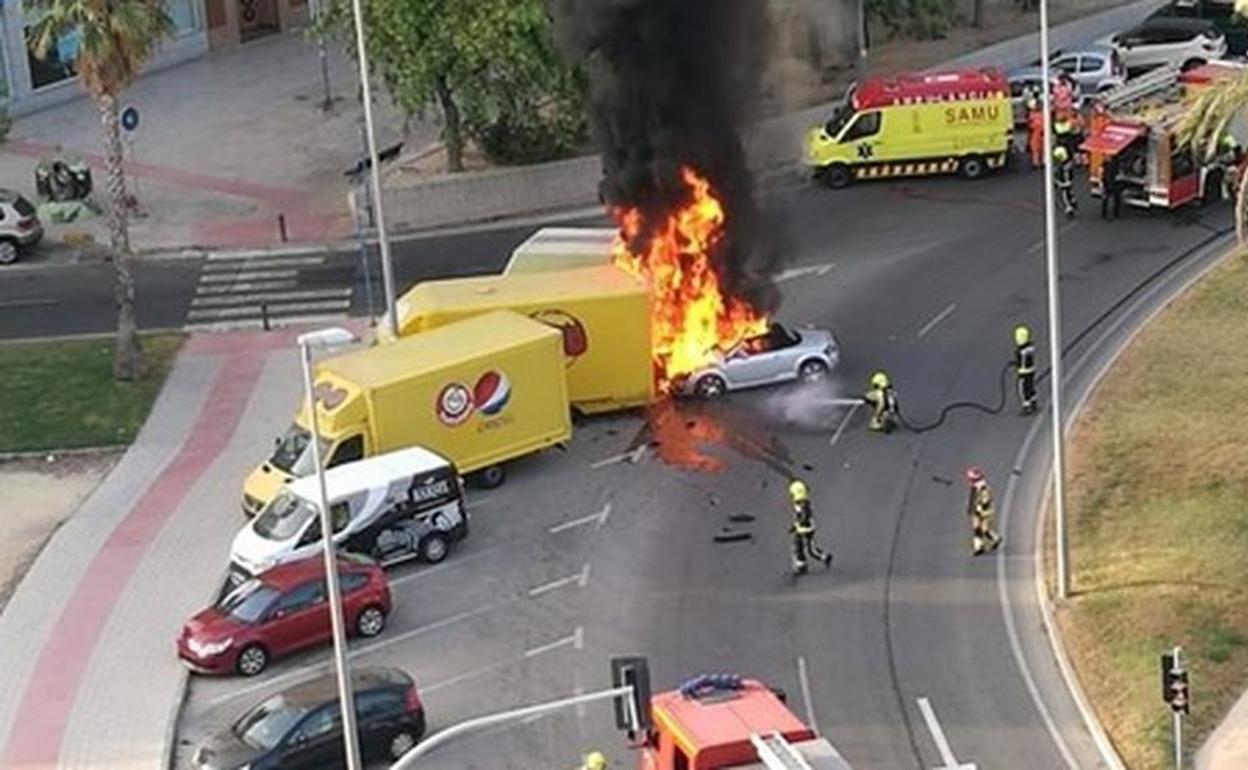 Sucesos en Alicante: Un joven borracho choca contra un camión en una rotonda y su coche se prende fuego