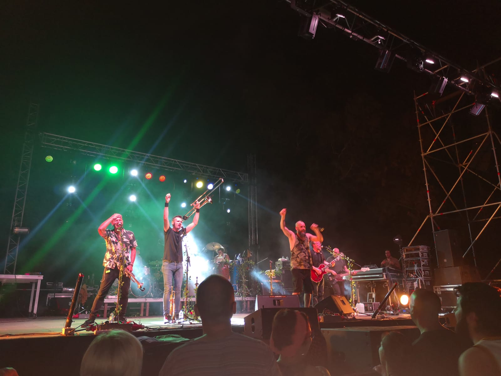 Cientos de personas se acercaron a las pistas deportivas del colegio Miguel de Cervantes que se convirtieron por un día en un escenario musical por el que pasaron Eskorzo, Los 300 y Margaux. 