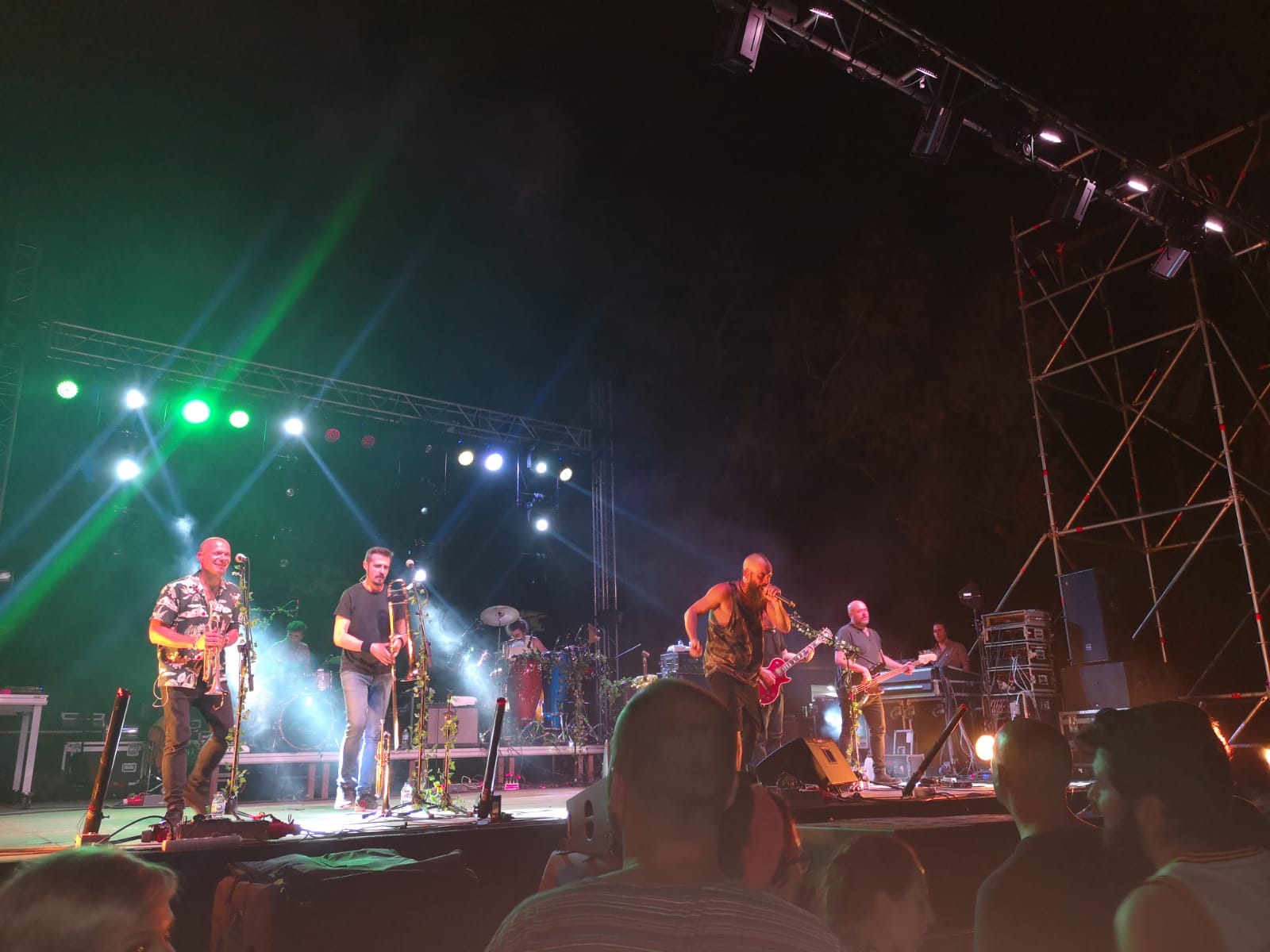Cientos de personas se acercaron a las pistas deportivas del colegio Miguel de Cervantes que se convirtieron por un día en un escenario musical por el que pasaron Eskorzo, Los 300 y Margaux. 