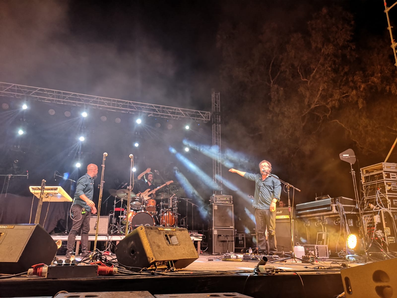Cientos de personas se acercaron a las pistas deportivas del colegio Miguel de Cervantes que se convirtieron por un día en un escenario musical por el que pasaron Eskorzo, Los 300 y Margaux. 