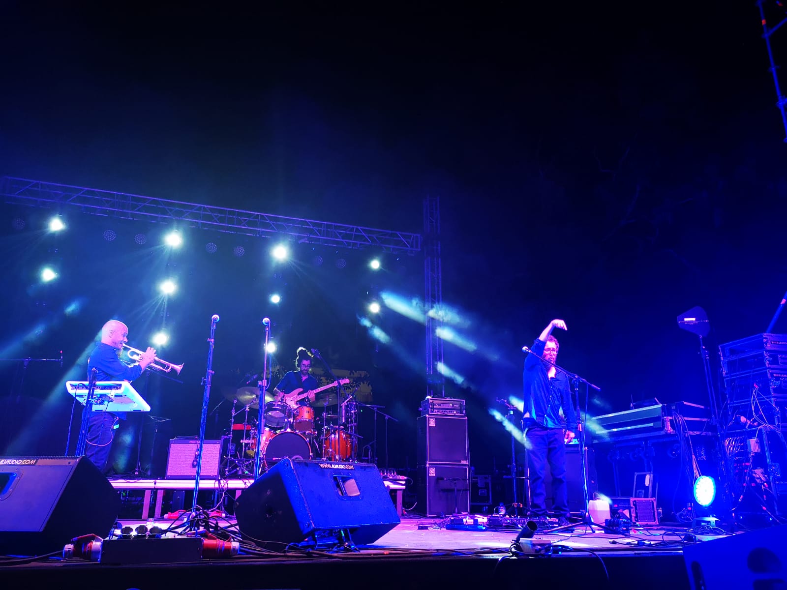 Cientos de personas se acercaron a las pistas deportivas del colegio Miguel de Cervantes que se convirtieron por un día en un escenario musical por el que pasaron Eskorzo, Los 300 y Margaux. 