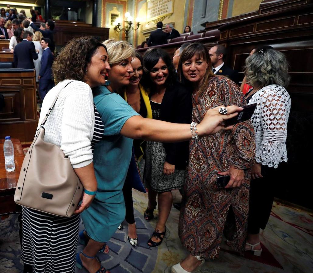 Un grupo de diputadas no duda en hacerse un 'selfie'.