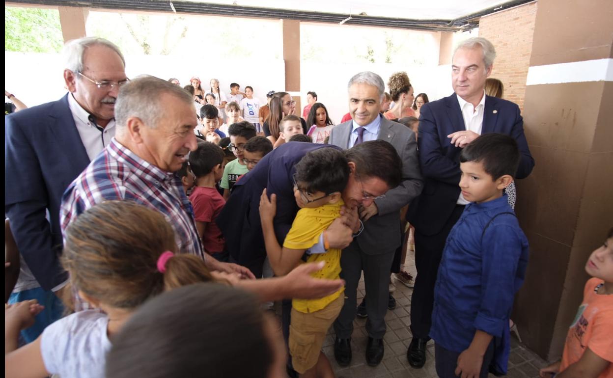 El alcalde de Granada, Luis Salvador, abraza a uno de los niños participantes